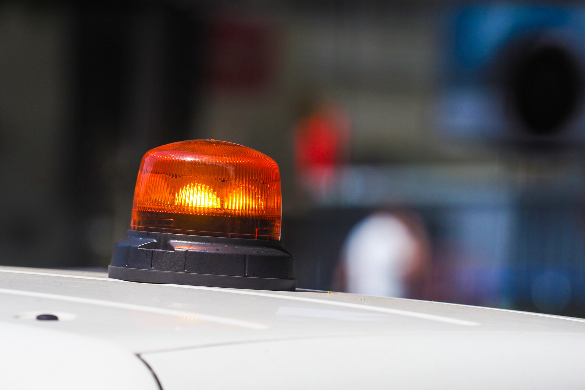Żółta lampa ostrzegawcza obrotowa zamontowana na dachu pojazdu pilotującego